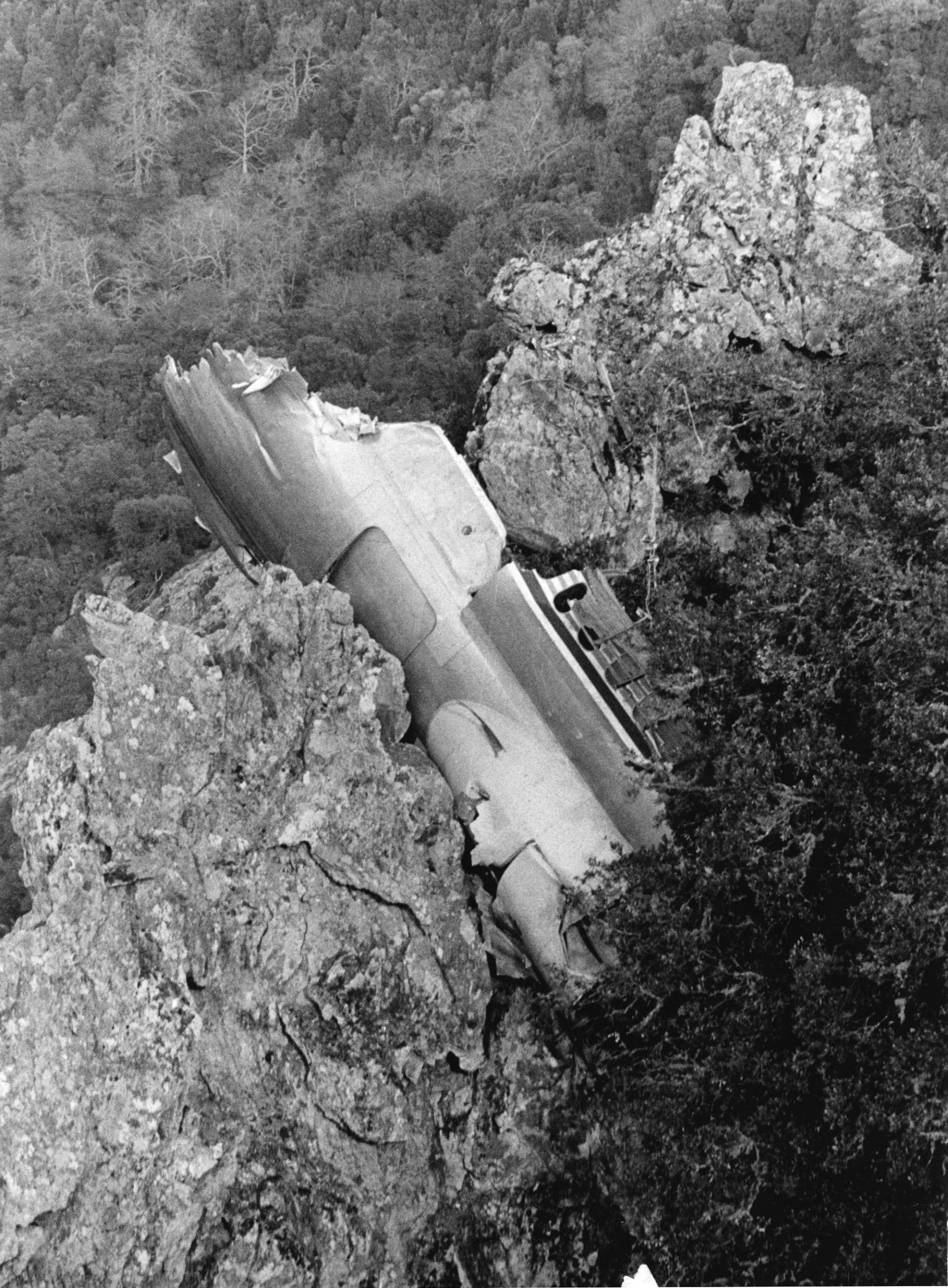 1570629169944-ostatak-aviona-na-masivu-San-Pjetro-na-Korzici-1981-godina-foto-Joco-Znidarsic