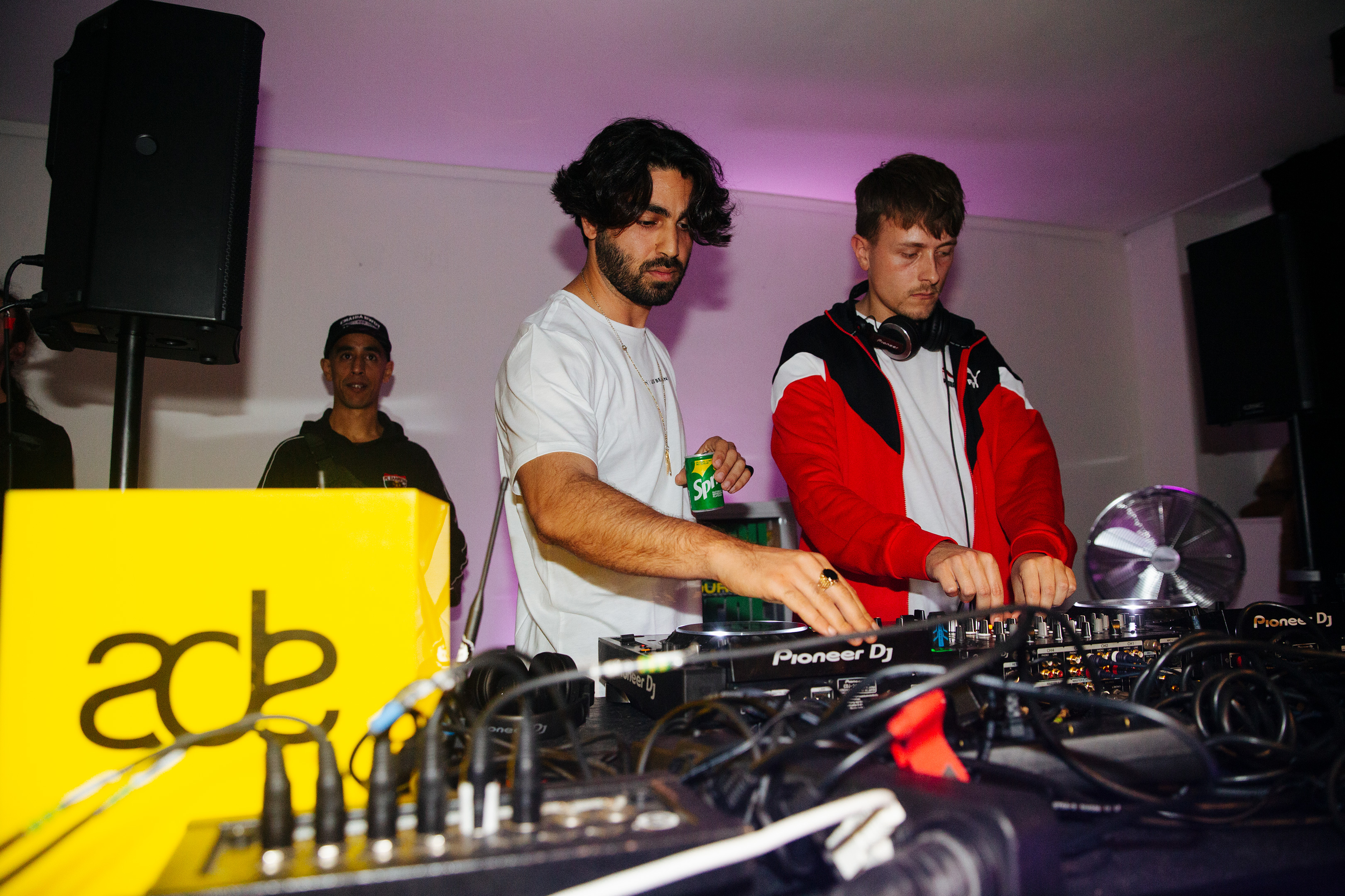 1571312536401-VICExADEbeats001