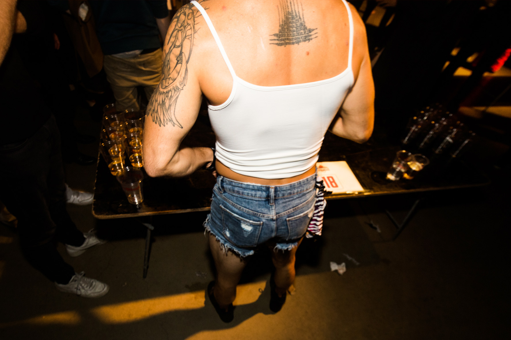 Belgisch-kampioenschap-beerpong-Antwerpen-Lars-in-outfit-van-zijn-vrouw
