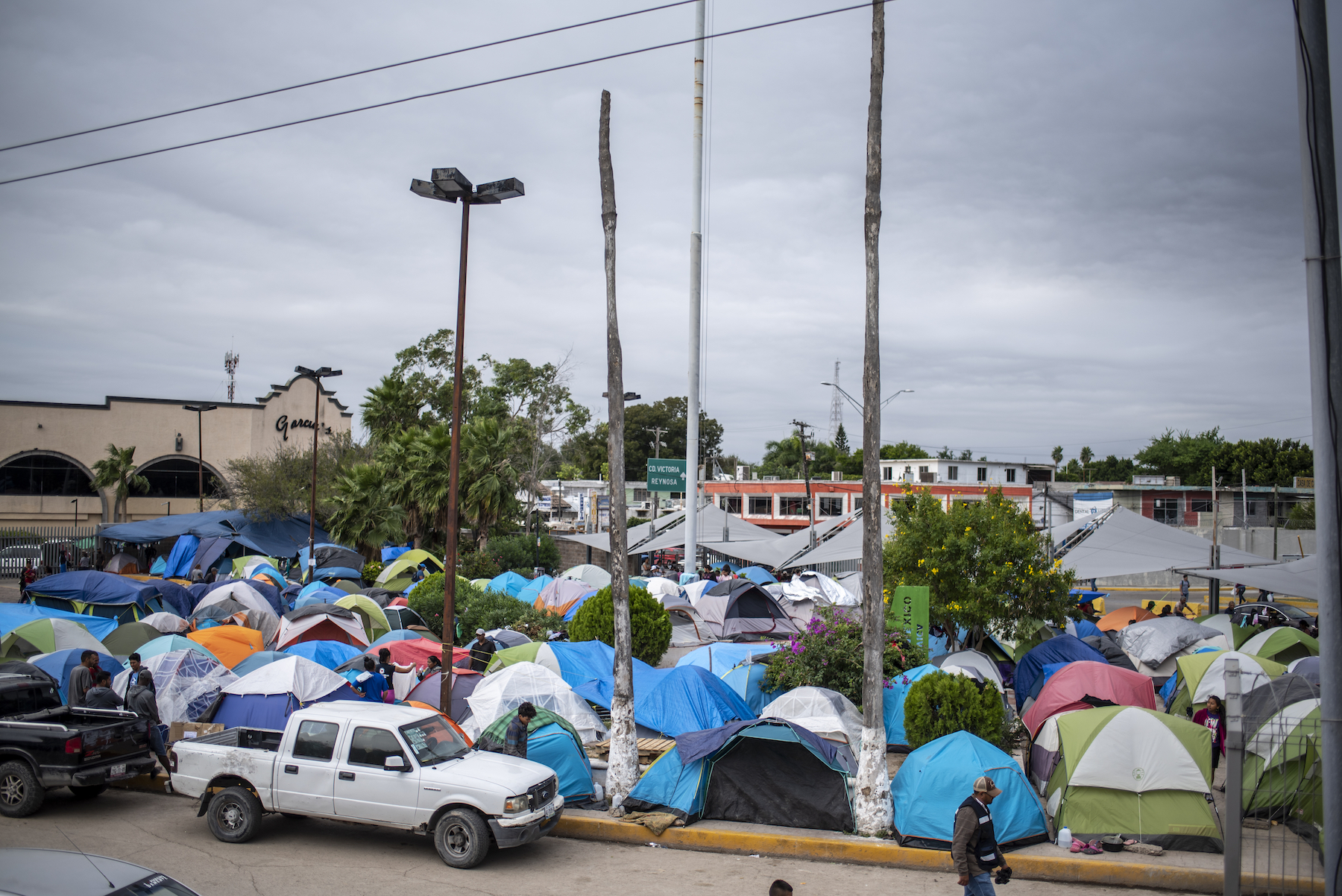 Hundreds of people are living in tents along the border. Photo by Sergio Flores.