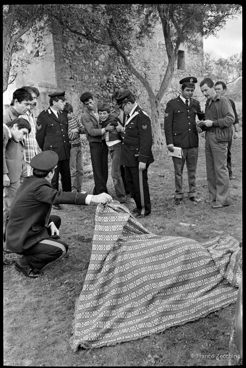 1572374290921-Le-fils-de-Salvatore-Rivello-regarde-pour-la-derniere-fois-le-corps-de-son-pere-tue-Isola-delle-Femmine-Palerme-1989