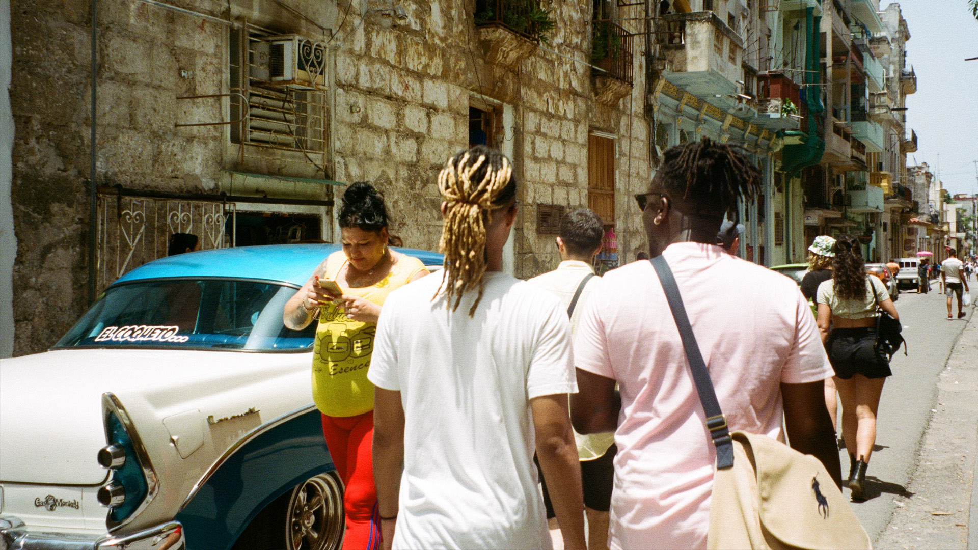 krissy-darrell-cole-op-straat-in-cuba-havana-club-sessions