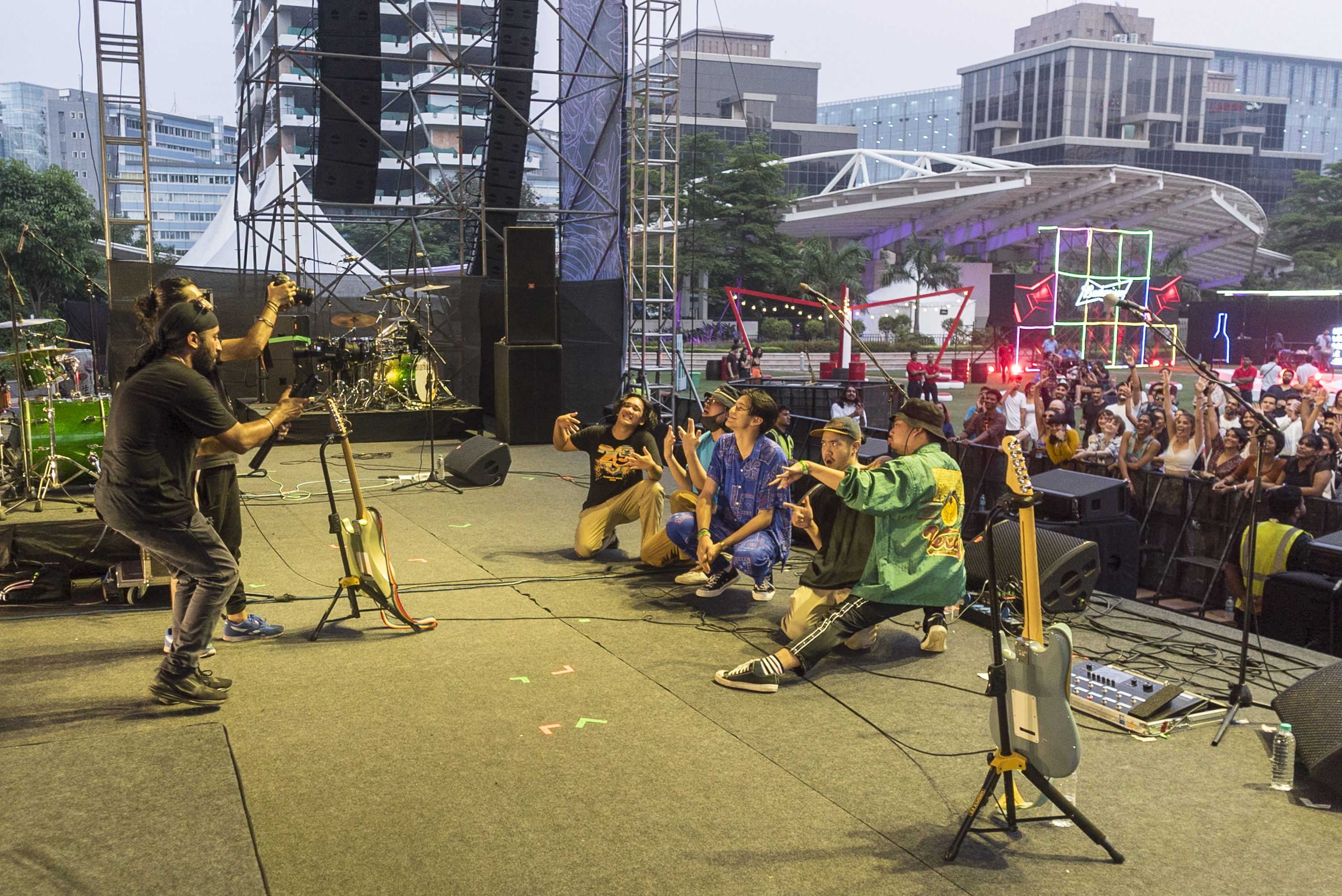 1572599320031-009_phum-viphurit_vice-asia_photo-by-naman-saraiya_One-with-the-fans-for-the-memory-box