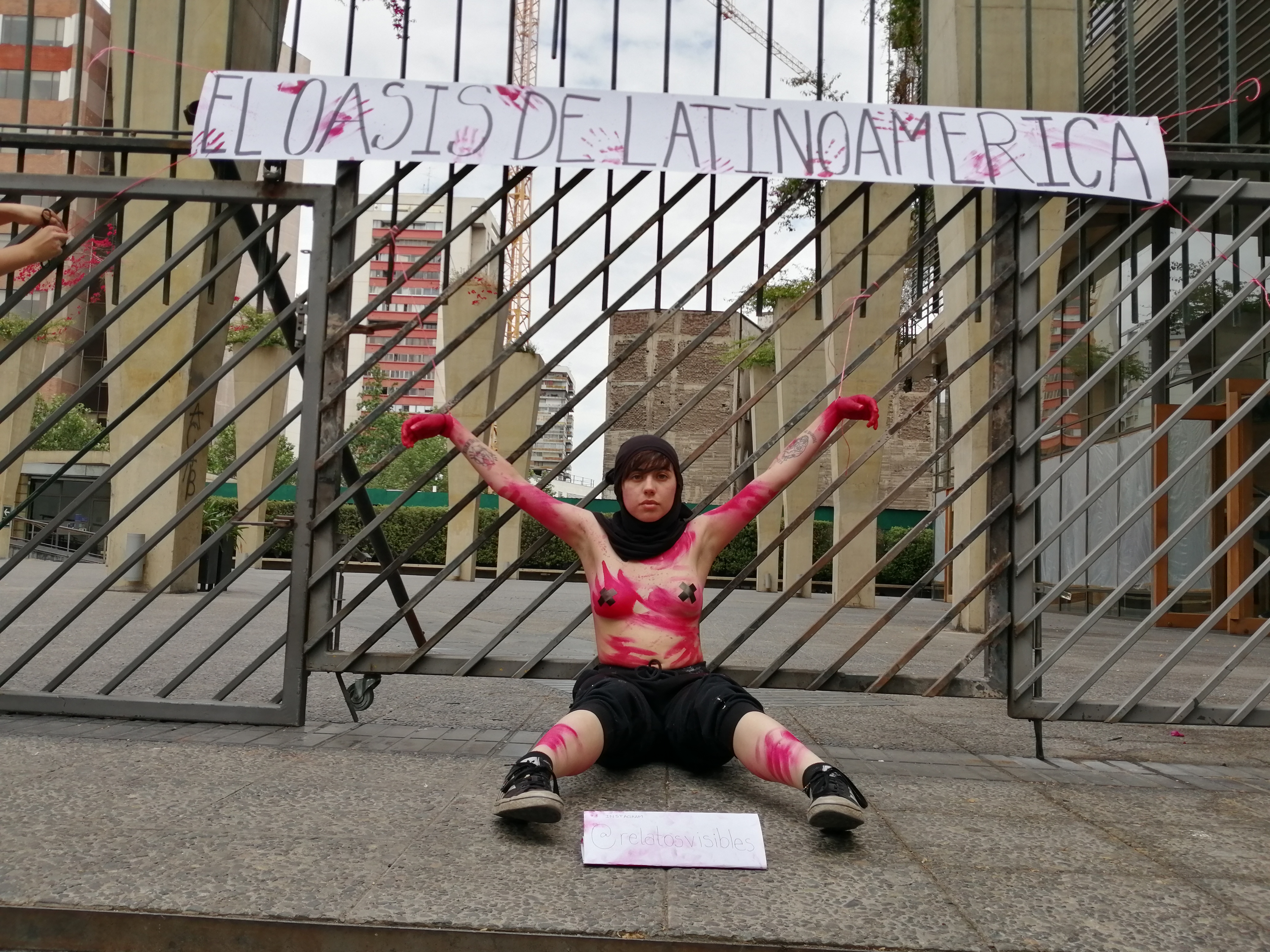 Eine Demonstrantin in Chile