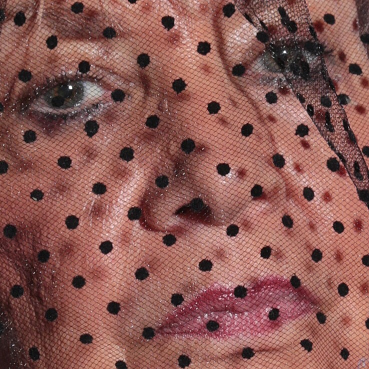 1574851528426-Closeup