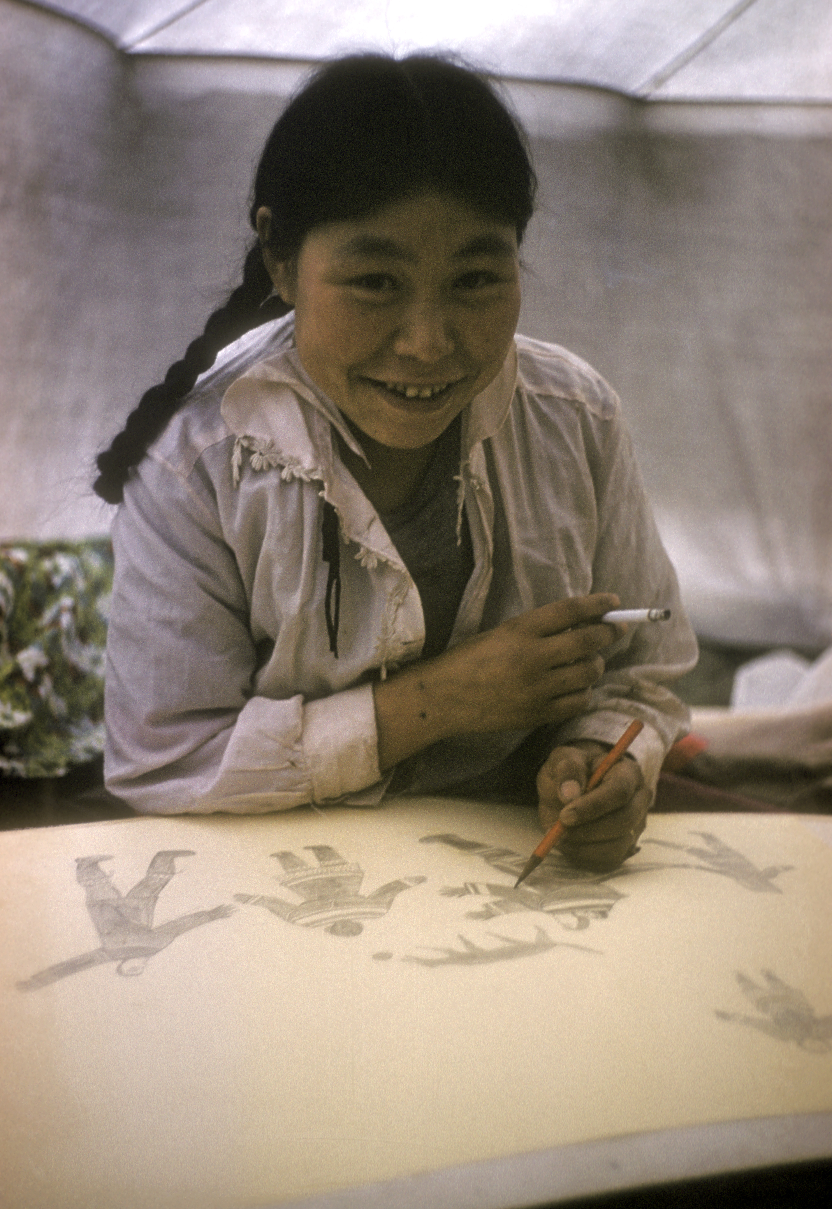 Kenojuak Ashevak (Inuk) drawing, Cape Dorset, 1960. (Rosemary Eaton) © Libraries and Archives Canada