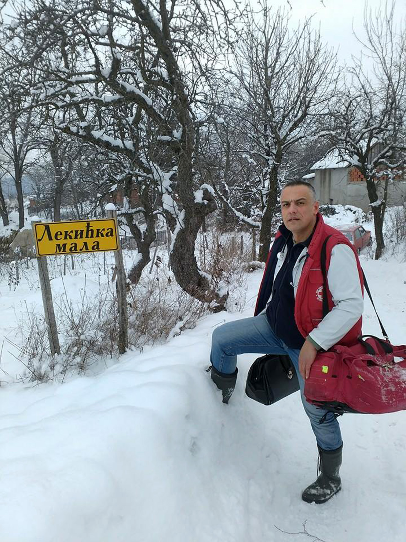 dr Ivan-Andjelic-na-terenu01