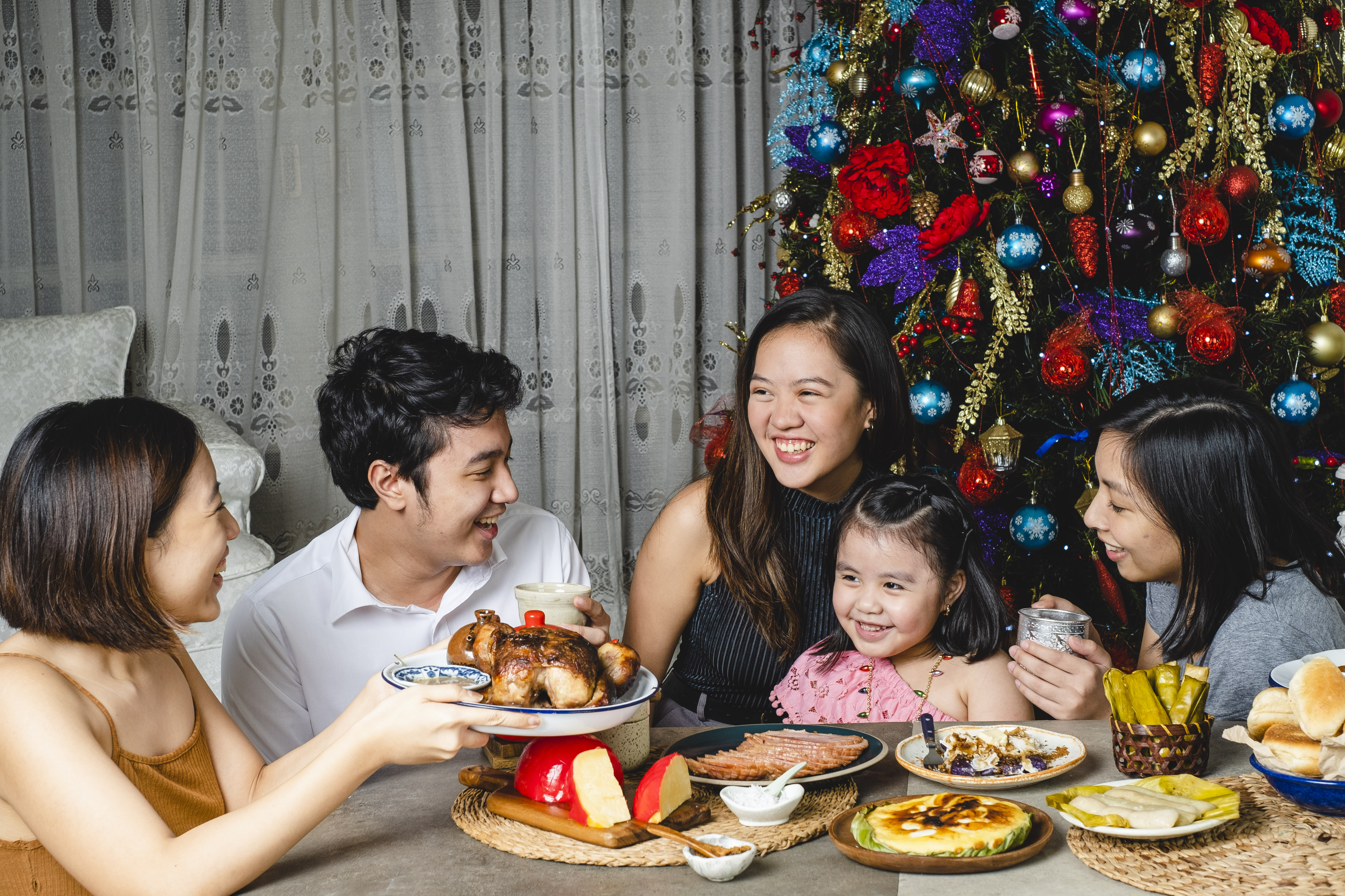 1576735121311-Philippines-christmas-food-people