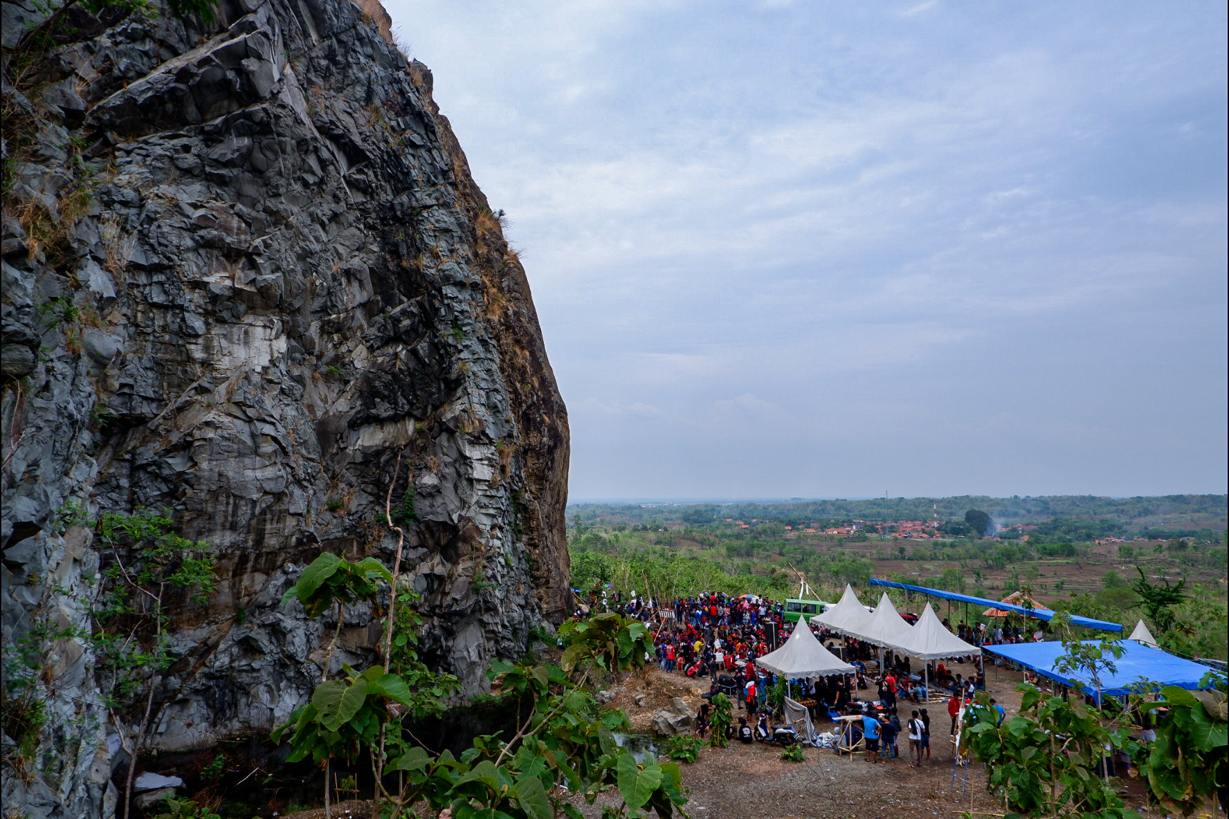 1578478980186-Lokasi-Kawin-Batu-tapat-di-bawah-gunung-Tilu-yang-menjulang-kokoh