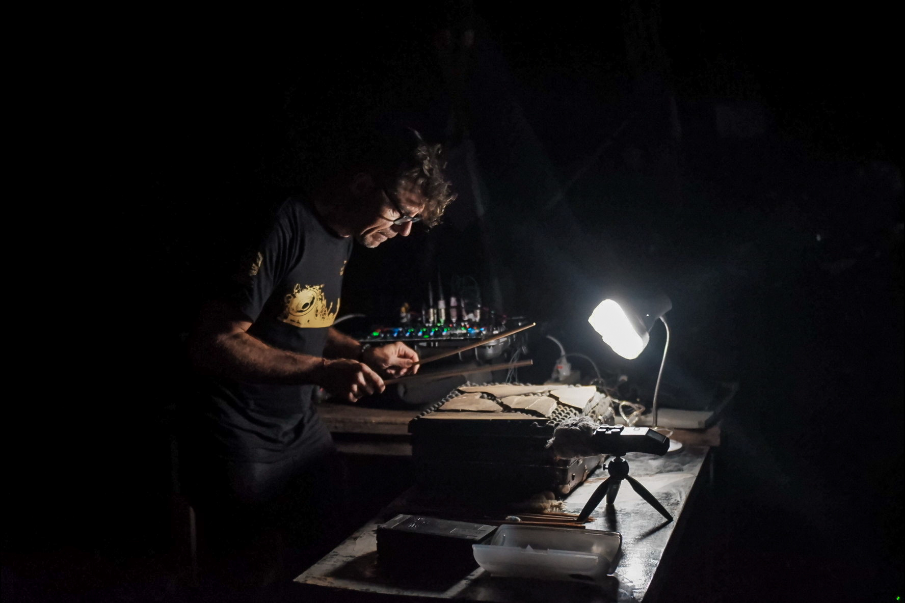 1578479059772-Simon-memainkan-batu-tektonik-yang-dipadu-dengan-musik-elektronik