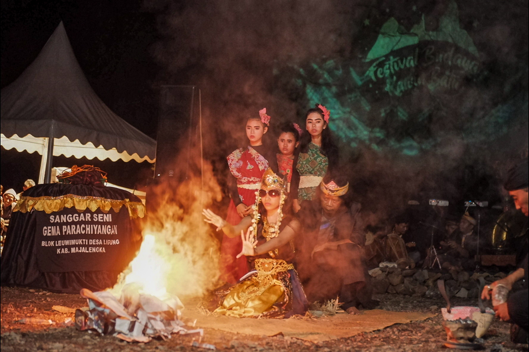 1578479362757-Sintren-tengah-melangsungkan-atraksi-menyalakan-kertas-koran