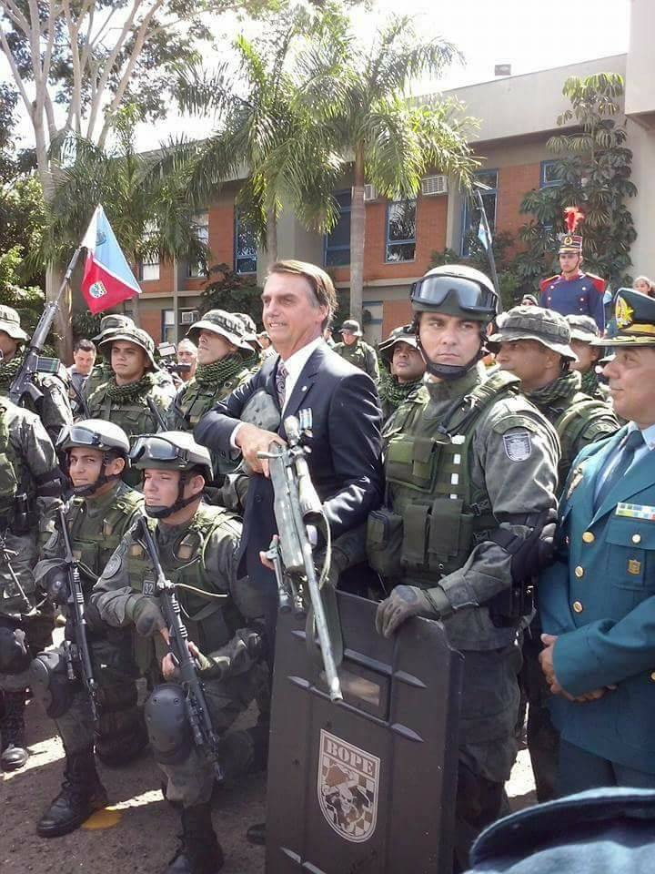 Las-armas-fueron-un-objeto-cargado-de-significado-que-se-eligio-para-dividir-al-electorado-Defensa-autoridad-coraje-quedaron-del-lado-del-PSL-y-la-complicidad-para-con-la-delincuencia-y-la-falta-de-castigo-del-otro