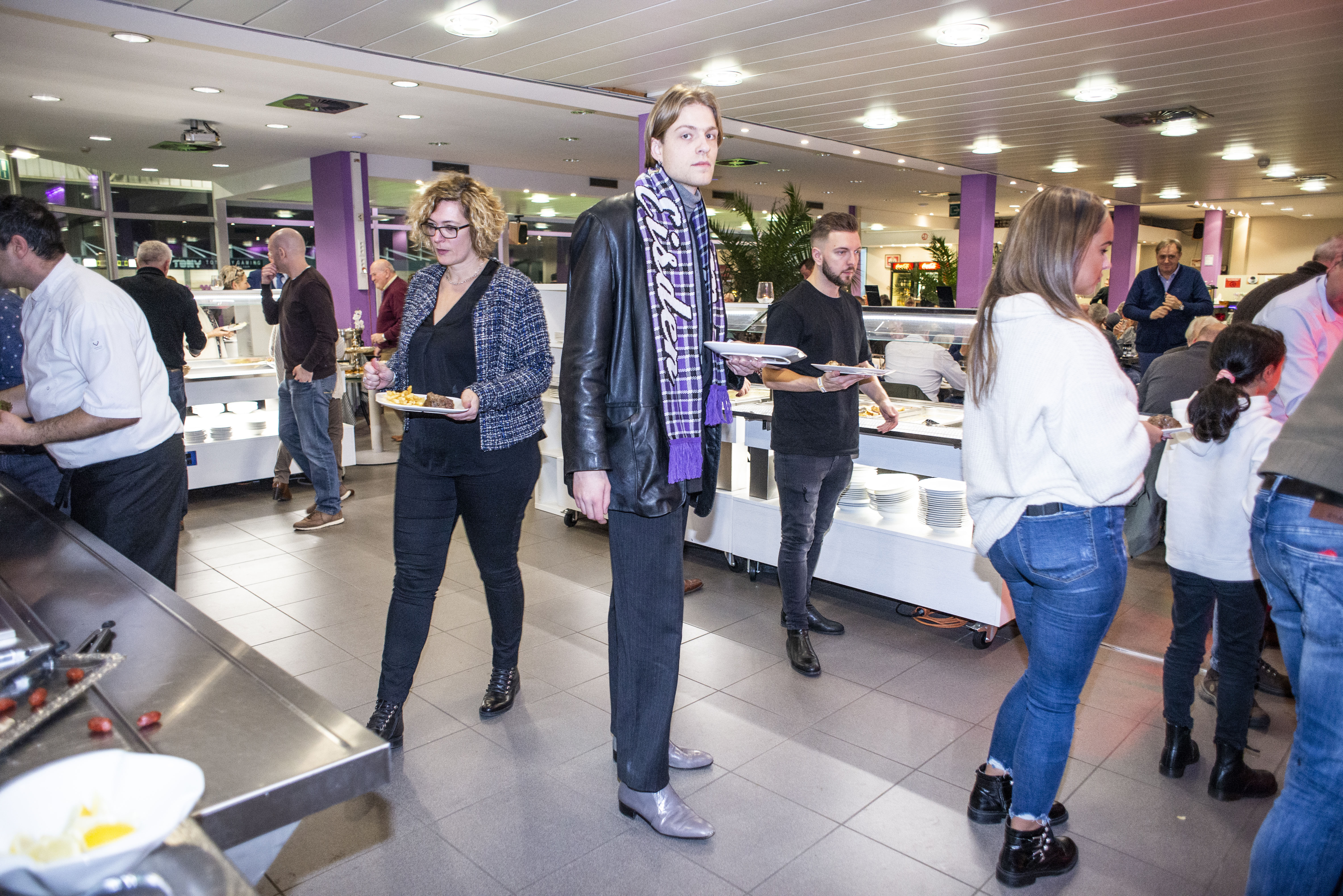 Tim Fraanje in de rij voor het buffet
