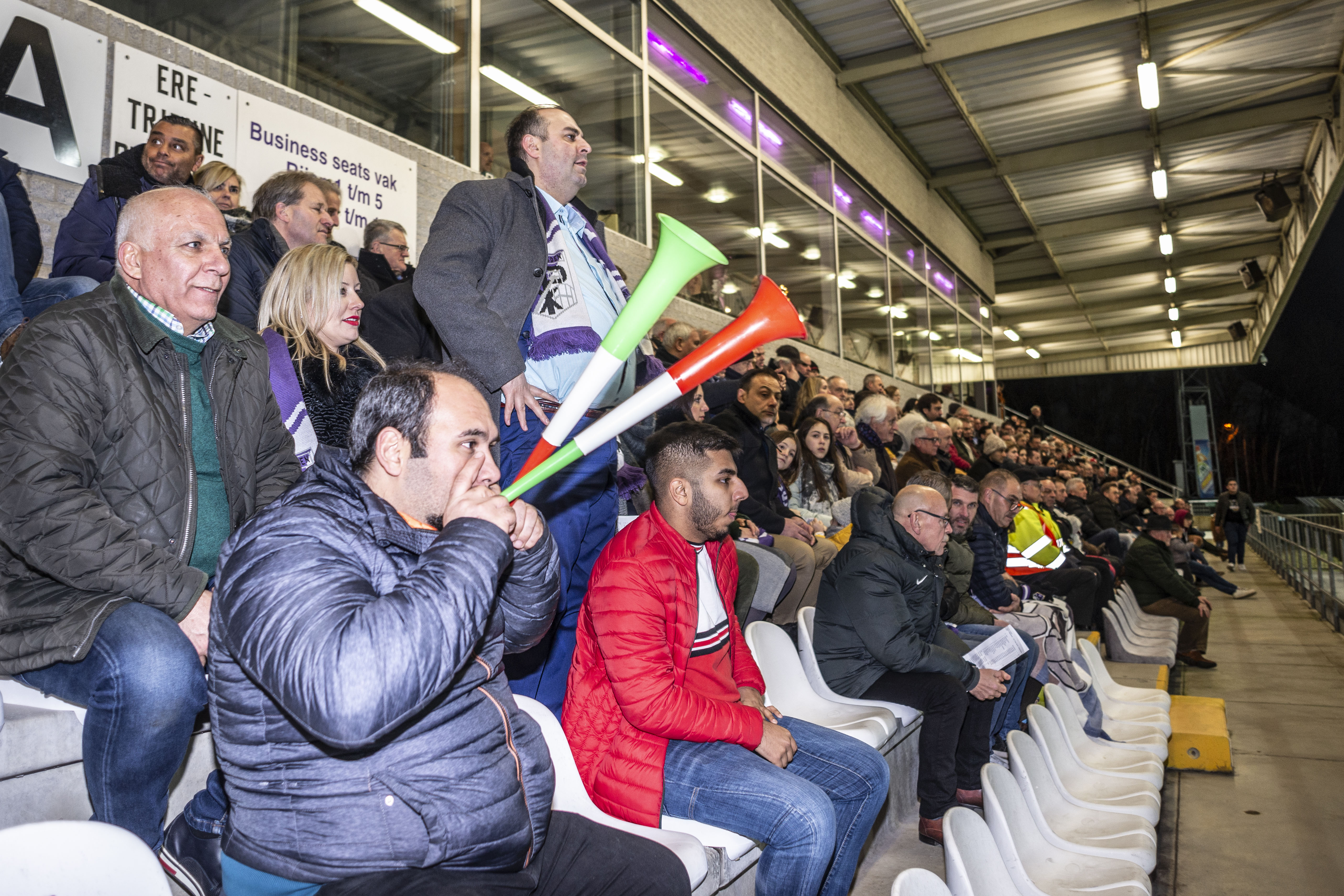 Salar Azimi's vriend uit Khoy met vuvuzela's