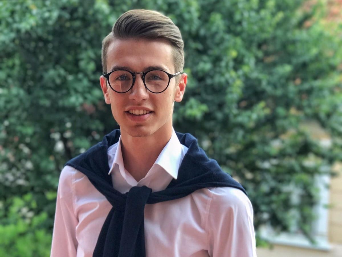 student in strainatate