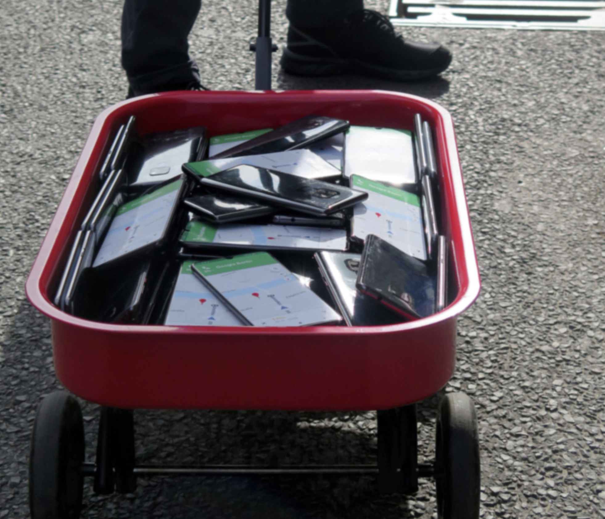 Afbeeldingsresultaat voor This Man Created Traffic Jams on Google Maps Using a Red Wagon Full of Phones