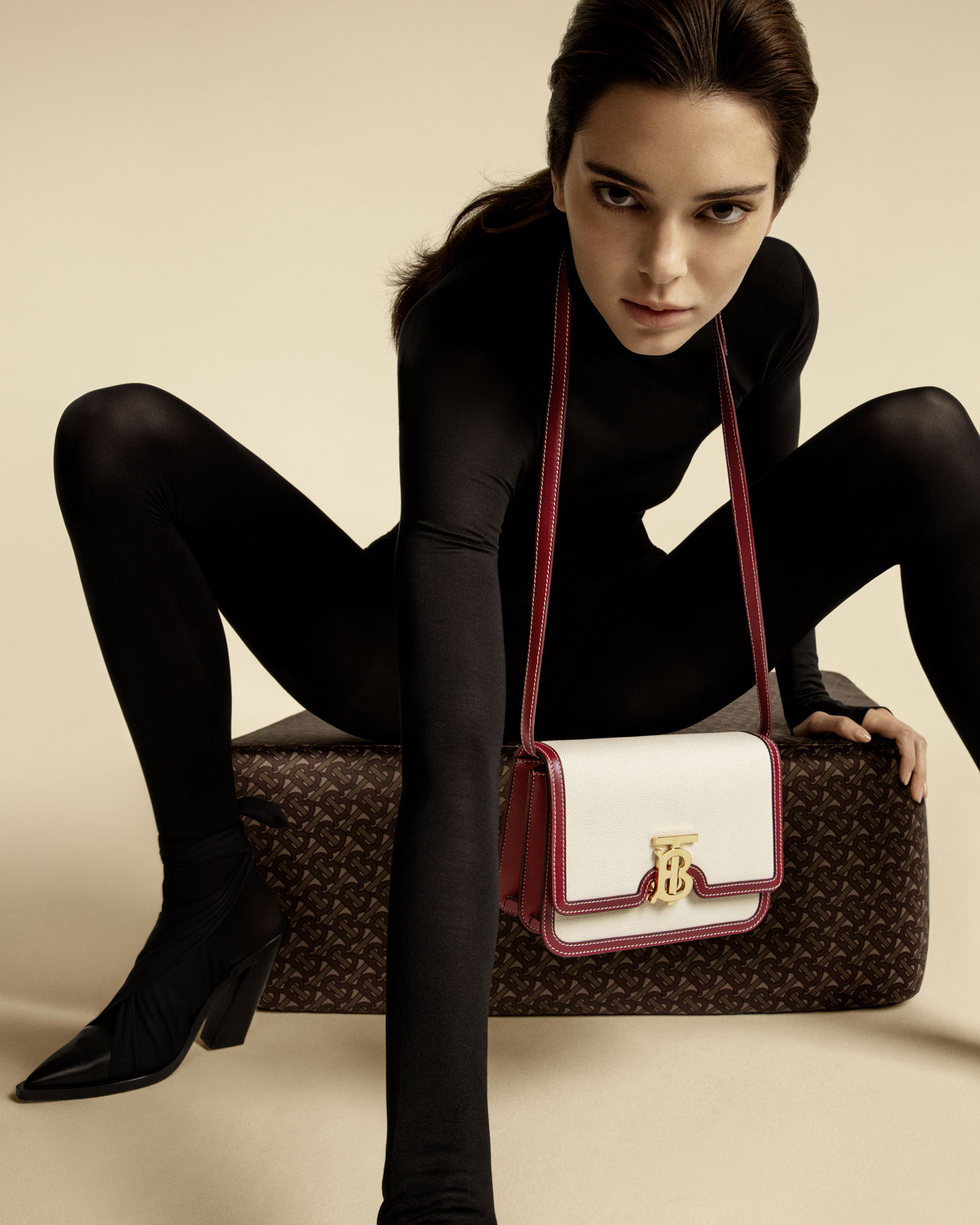 1580917395229-_-Burberry-Spring_Summer-2020-Campaign-featuring-Kendall-c-Courtesy-of-Burberry-_-Inez-and-Vinoodh