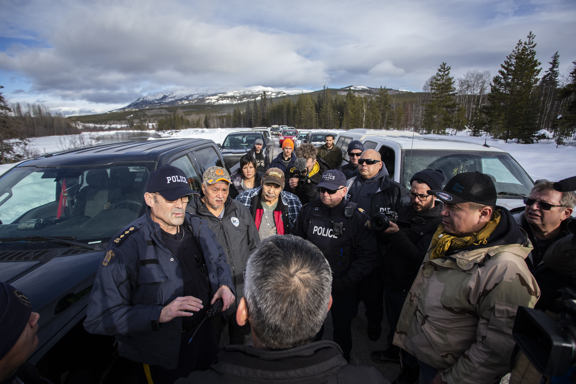 RCMP Gold Commander Dave Attfield (left) speaks with Wet'suwet'en Hereditary Chief Na'Moks, surrounded by supporters