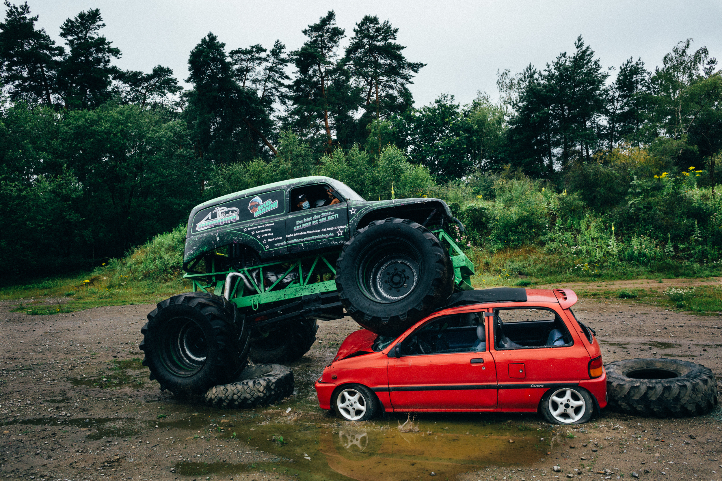 Kindheitstraum Autos Zercrashen Mit Dem Monstertruck