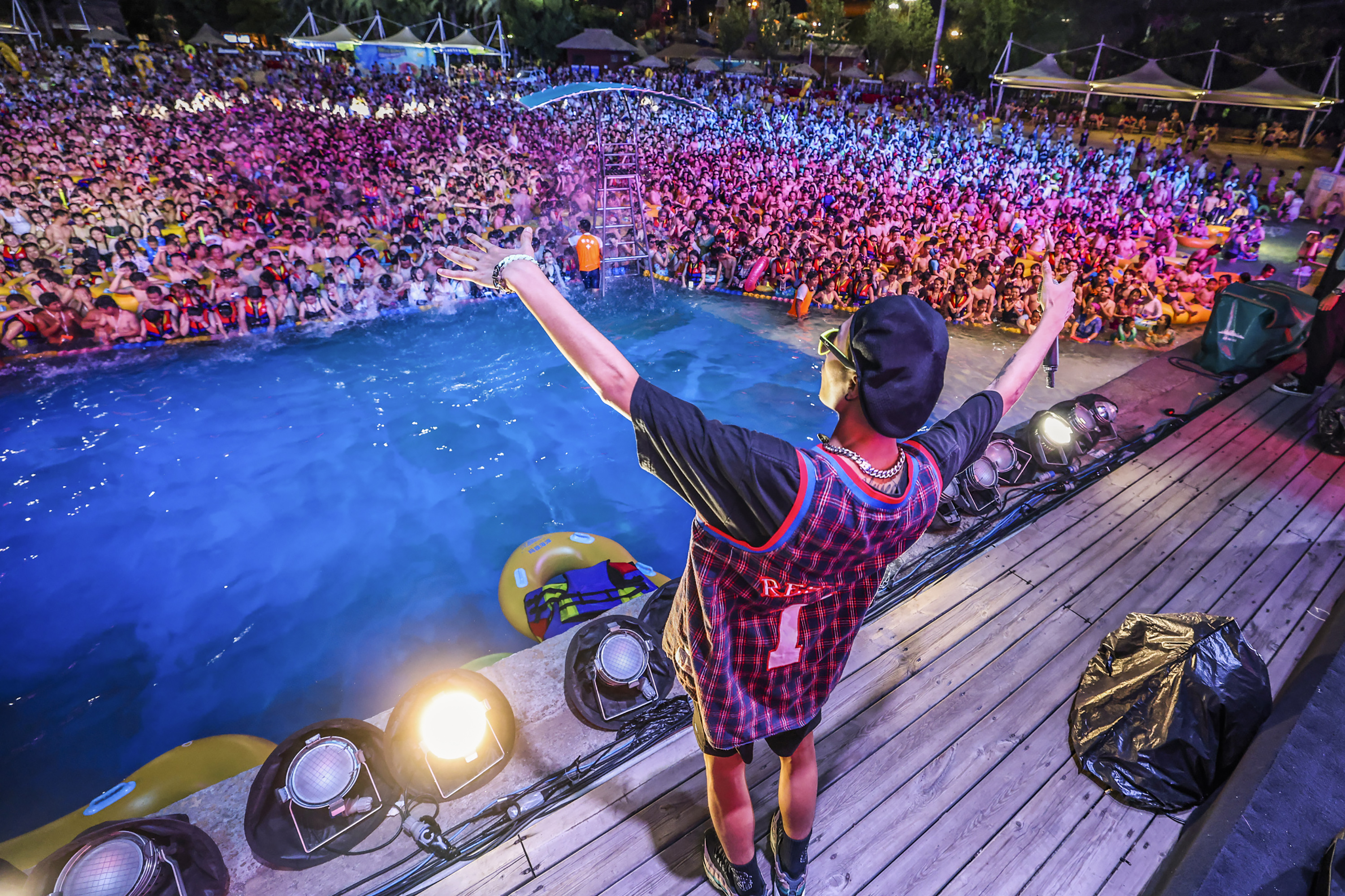packed-pool-party-festival-wuhan-china