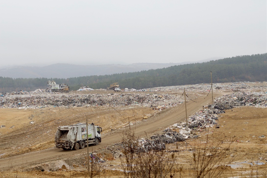 Un camión de basura se dirige a Drisla, uno de los vertederos más grandes de Europa. Foto cortesía de Jana Cholakovska