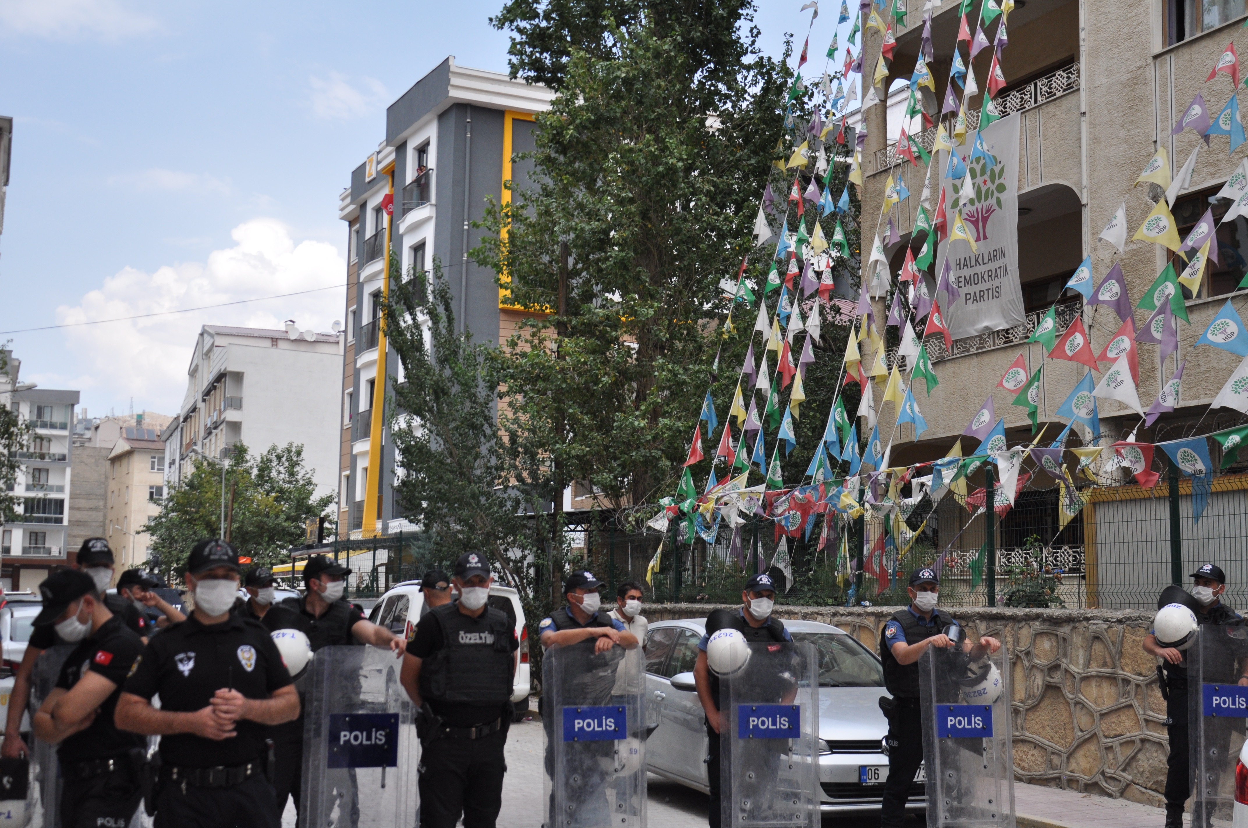 Police outside HDP Van Office.jpg