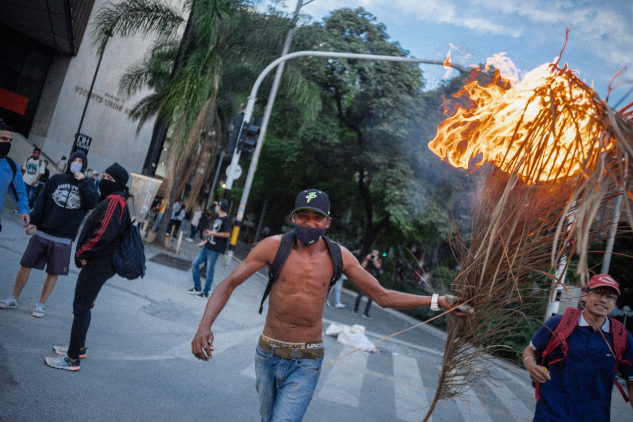 llamas protesta policía Medellín .jpeg