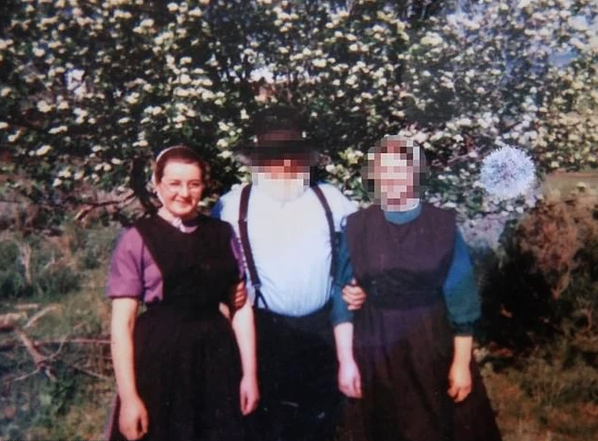 Misty à l'adolescence avec son beau-père et sa jeune sœur. Image publiée avec son aimable autorisation.