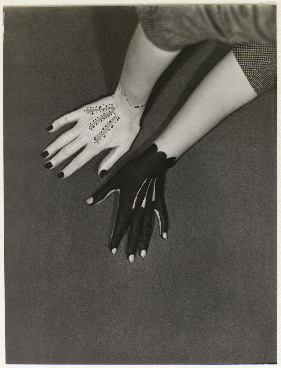 72 dpi - Man Ray, Mains peintes par Pablo Picasso, 1935.jpg