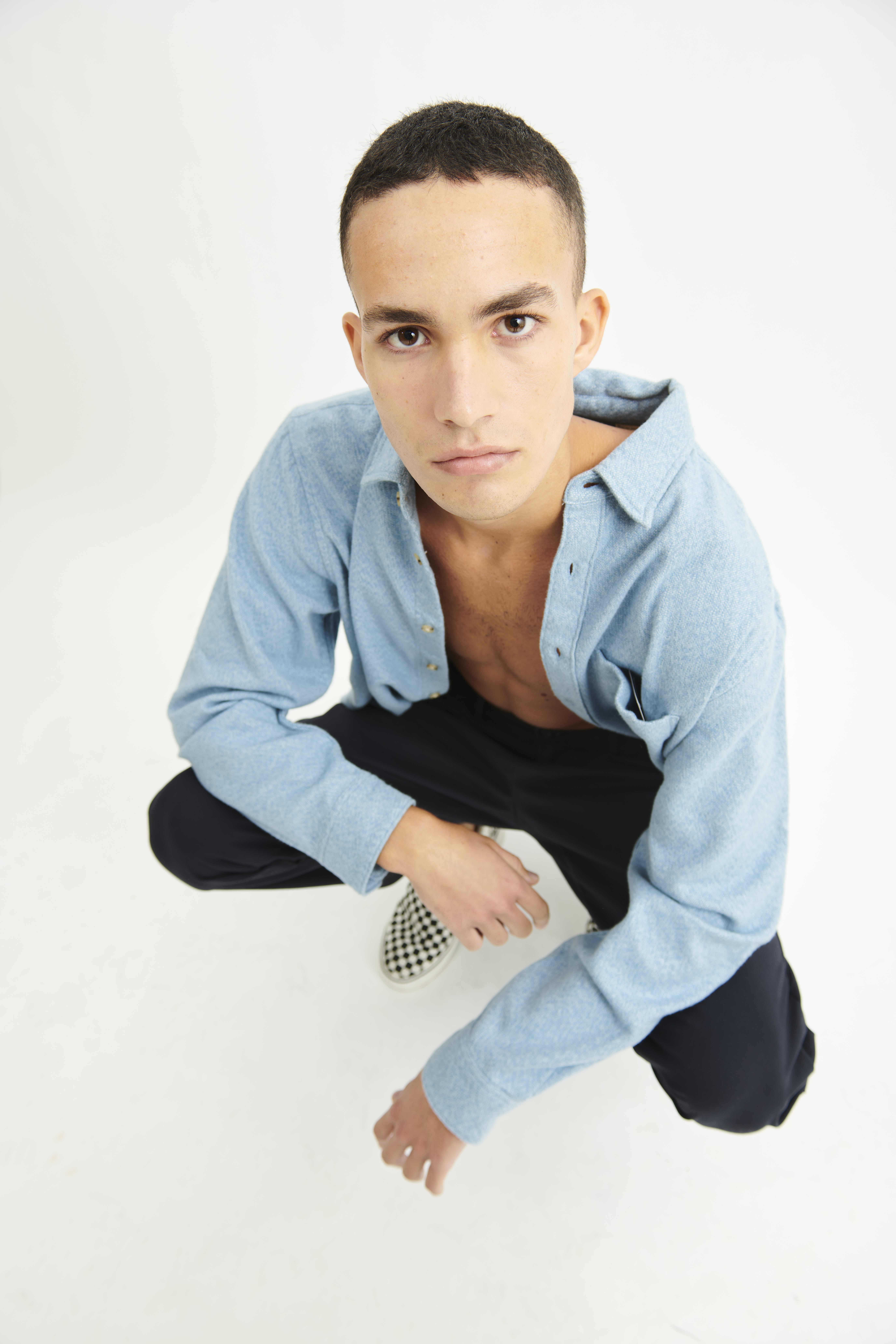 Mario indossa: camicia e pantaloni Dockers, scarpe Vans