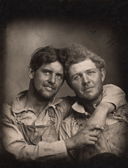 Foto di storie d'amore gay del passato tratte dal libro