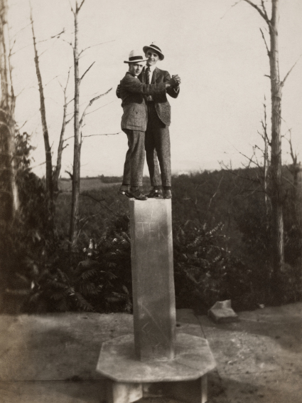 Foto di storie d'amore gay del passato tratte dal libro