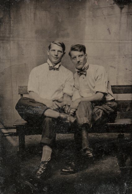 Foto di storie d'amore gay del passato tratte dal libro