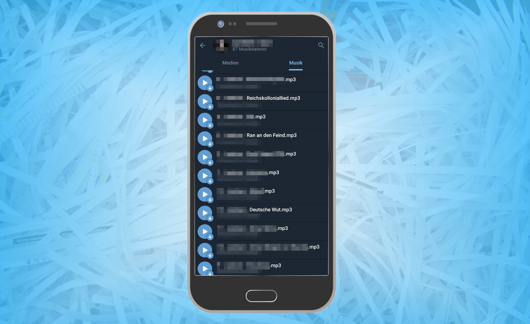Smartphone mit geöffneter Telegram-App und verpixelten Musiktiteln