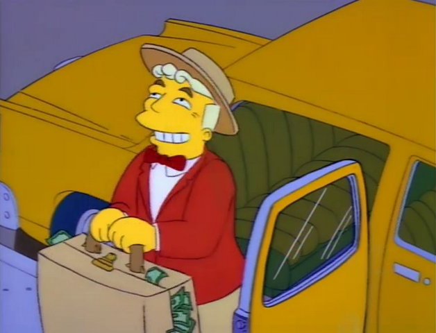 Lyle Lanley mit rotem Jacket, roter Fliege und Strohhut steigt aus einem gelben Auto, in der Hand hält er einen Koffer, aus dem Geldscheine quellen