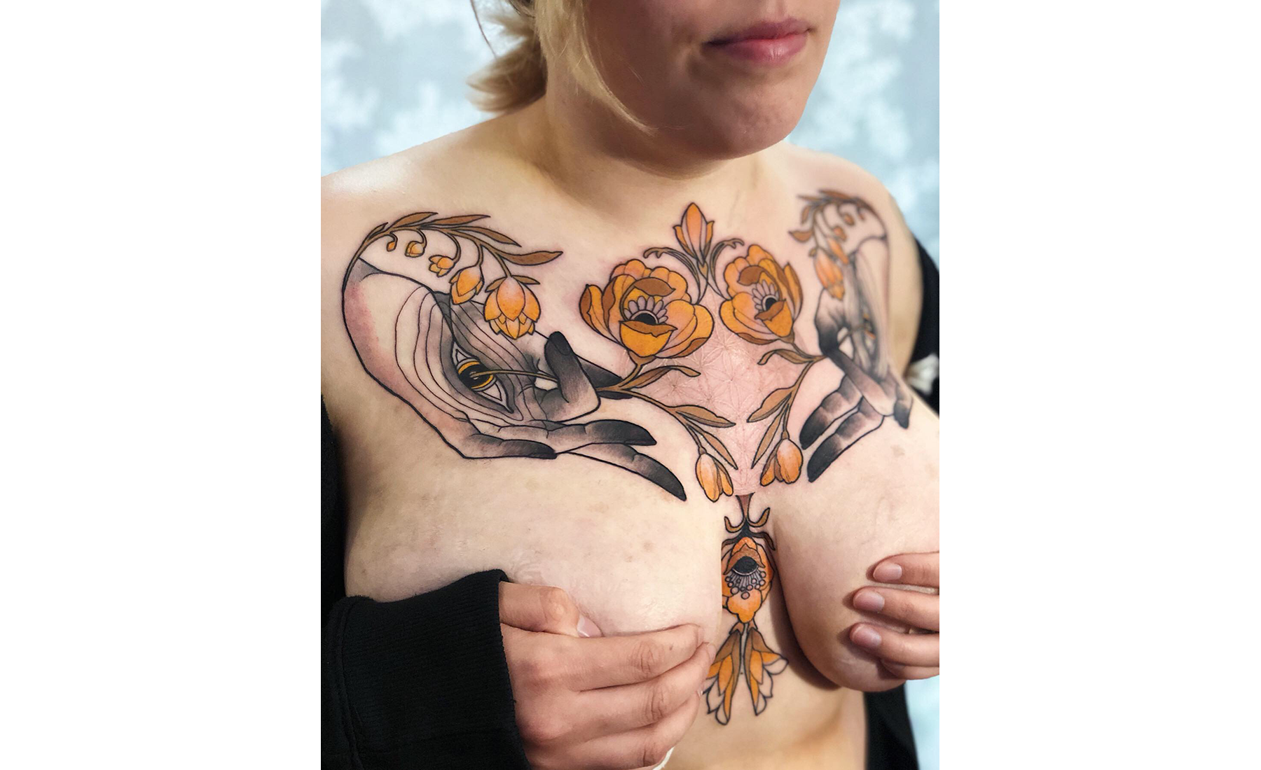 Instagram-Upload von Jen Tonic: Eine Frau zeigt ihre Tätowierung und verdeckt ihre Brüste
