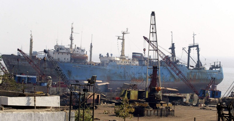 La ciudad de desguace de barcos más grande de Asia está varada como