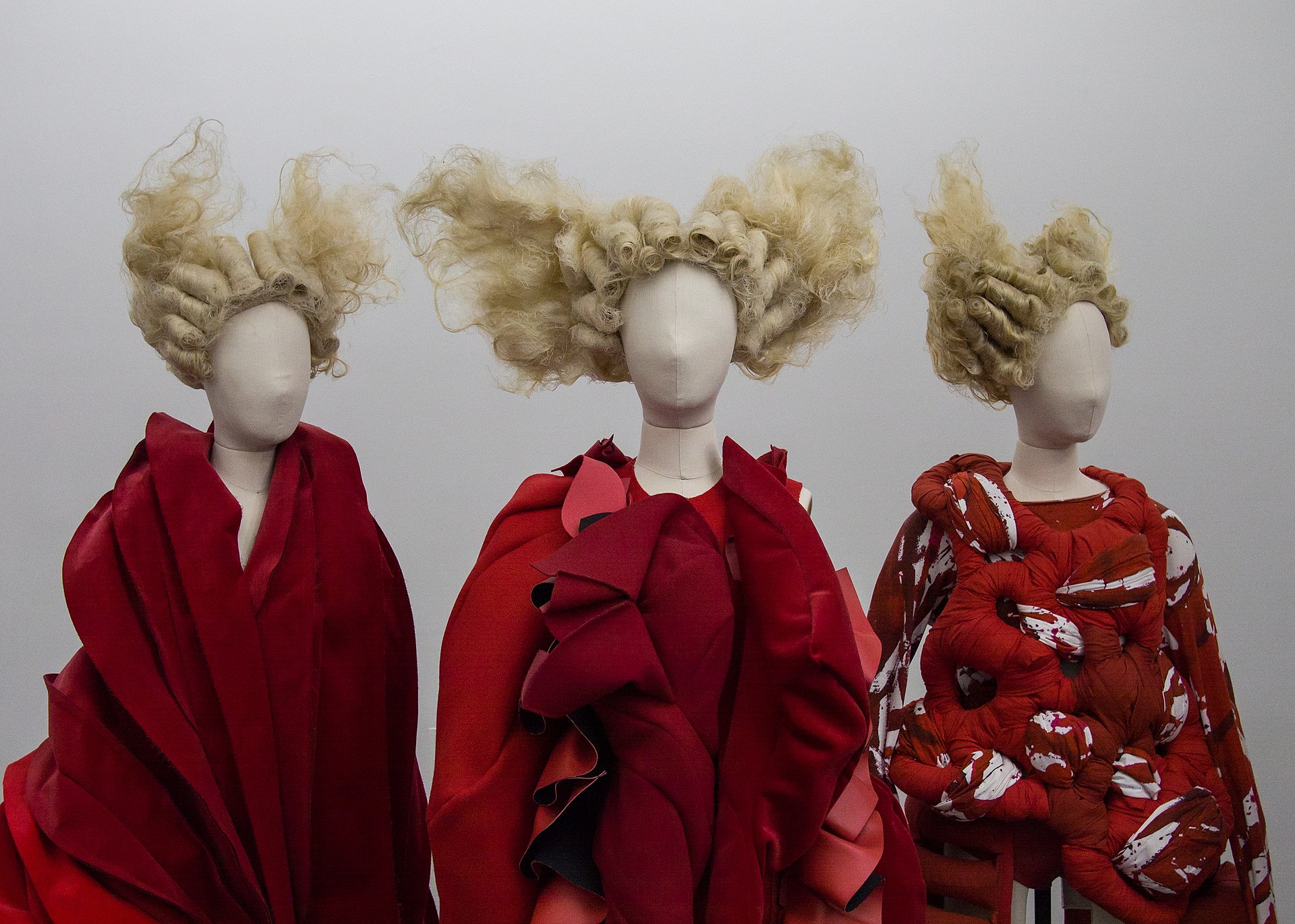 10 mostre di moda che hanno fatto la storia, ora su Google Arts & Culture. Rei Kawakubo/Comme des Garçons: Art of the In-Between, The Costume Institute (MET), 2017.