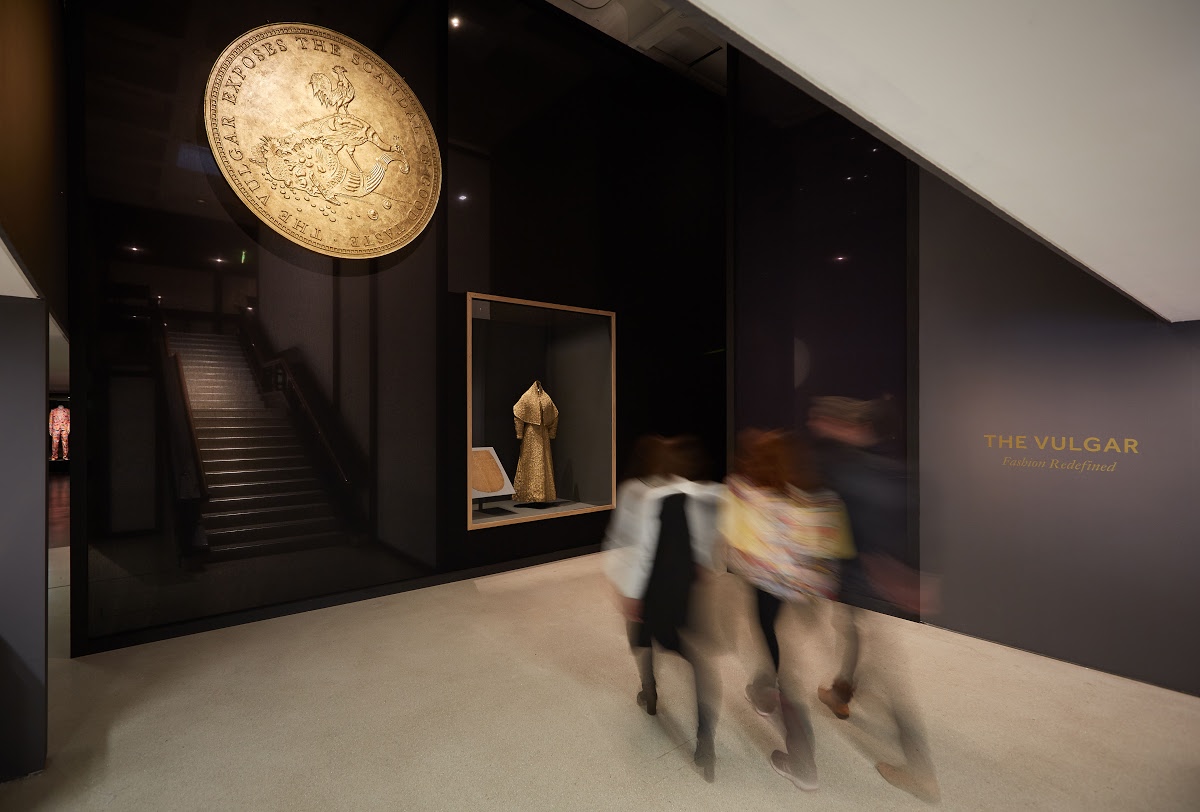 10 mostre di moda che hanno fatto la storia, ora su Google Arts & Culture. The Vulgar: Fashion Redefined, Barbican Centre, 2016.