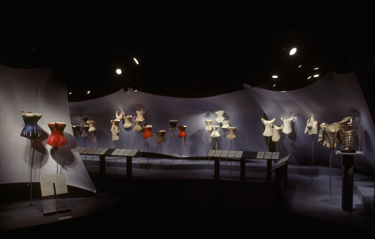 Mostre sulla moda: le migliori da vedere online gratis. The Corset: Fashioning the Body, The Museum at FIT, 2000.