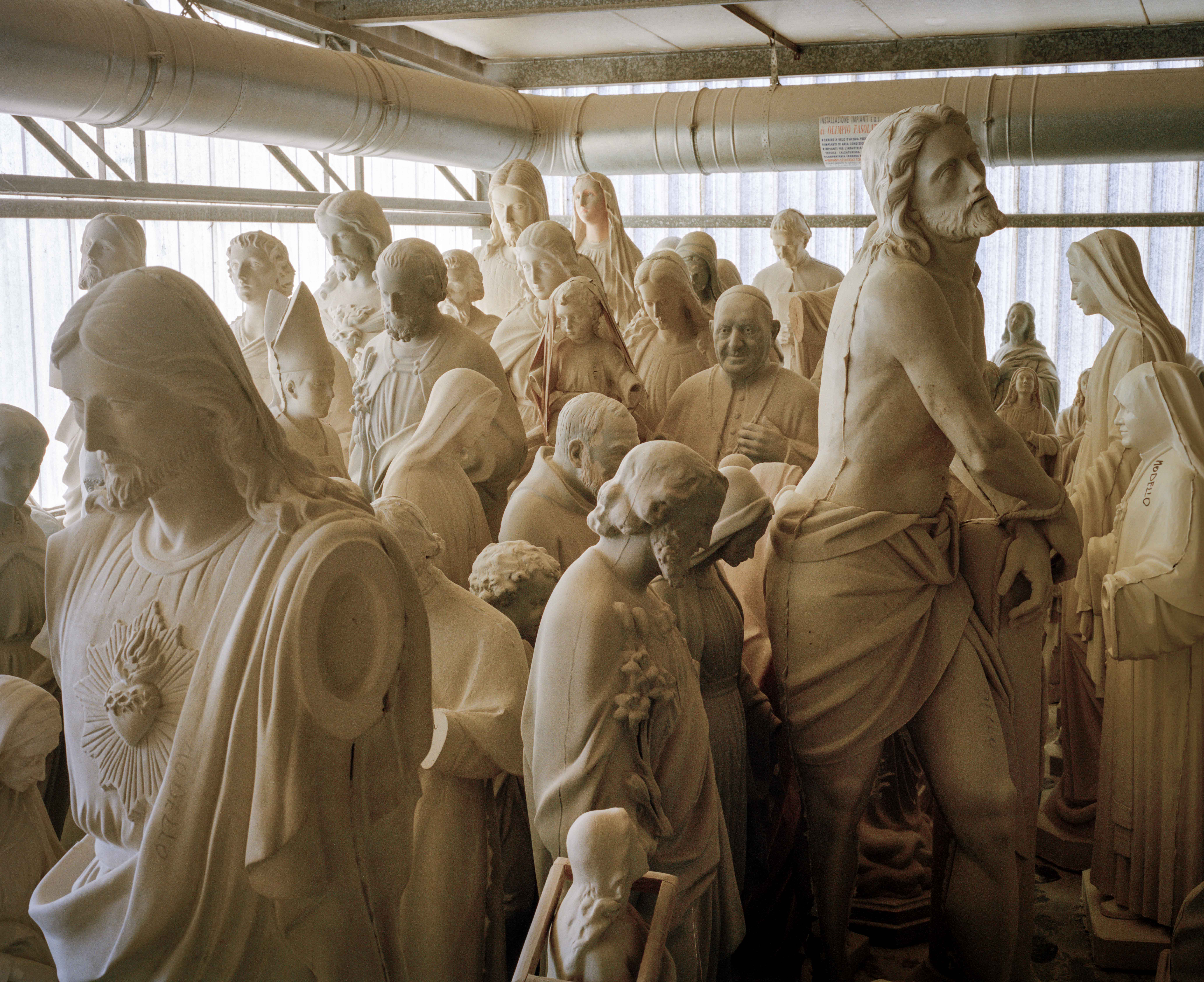 Sam Gregg fotografa alcune statue in un laboratorio di Napoli