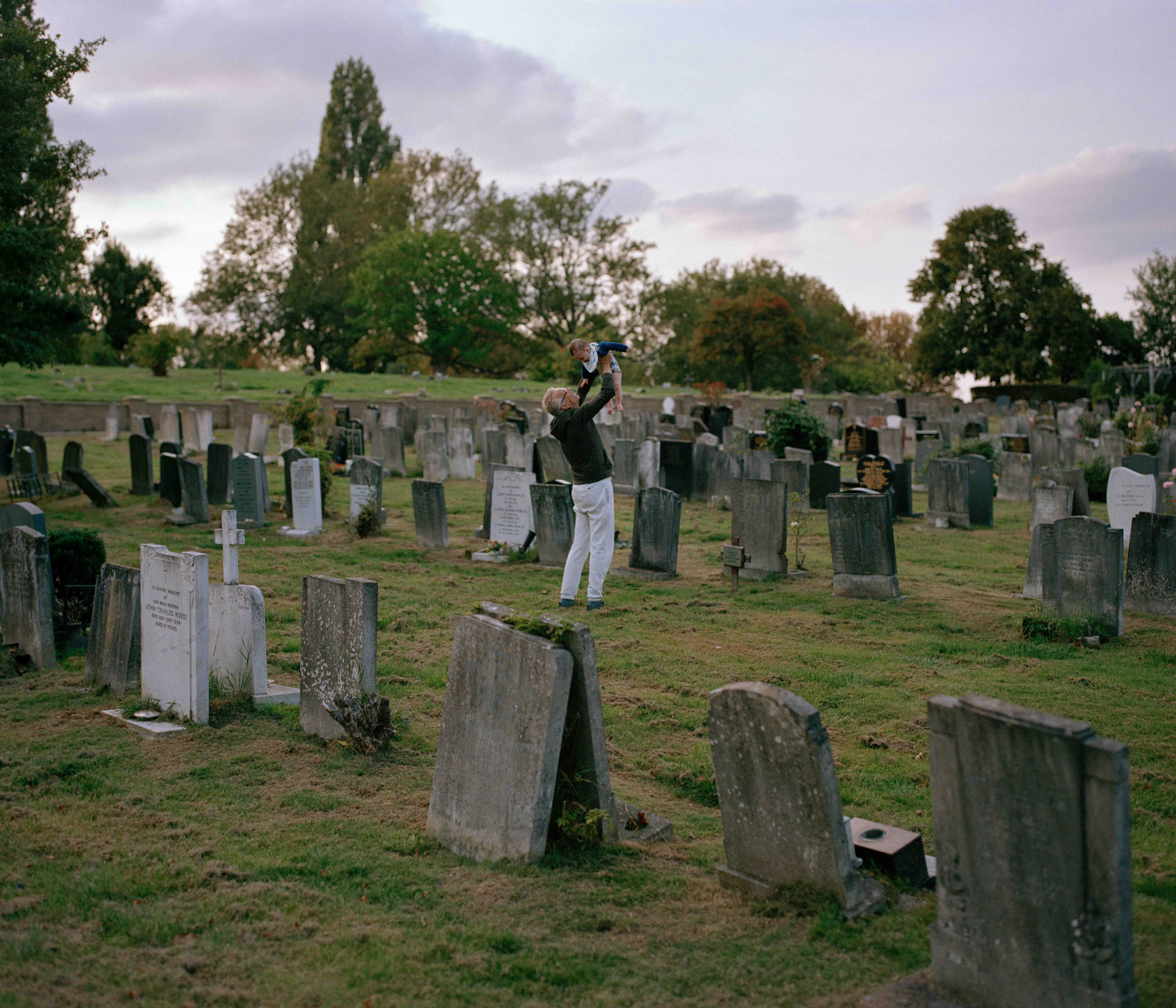 Sam Gregg fotografa un cimitero di Londra