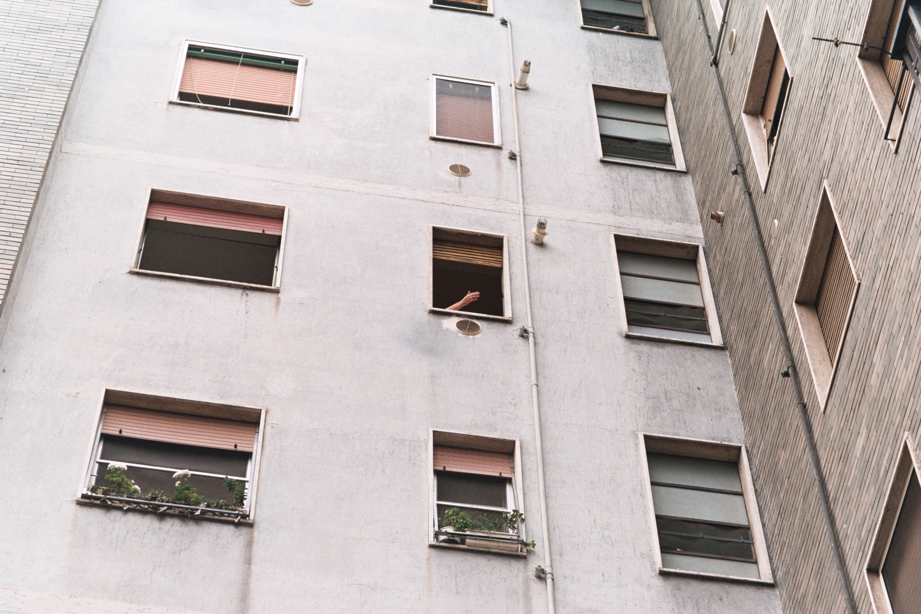 Jon Bronxl fotografa il suo palazzo