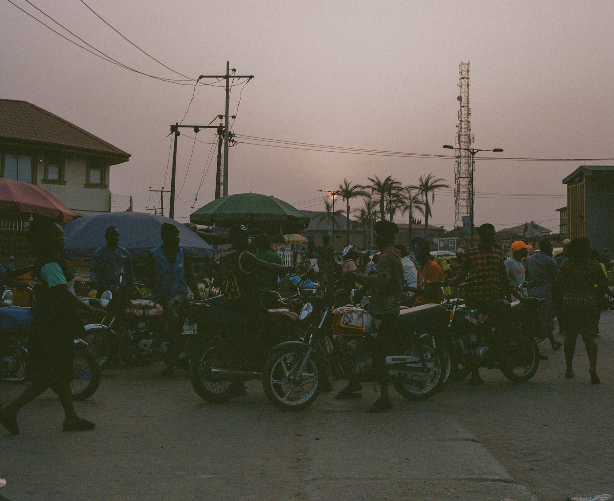 Jalanan yang ramai dengan motor