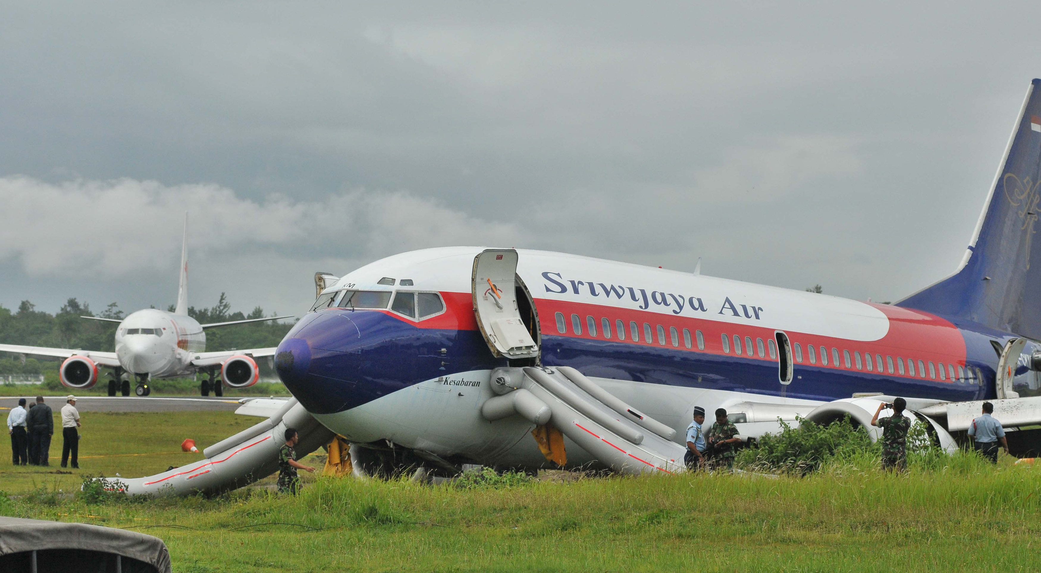 This Sriwijaya Air Boeing 737-300 aircraft, carrying 129 passengers, skidded off the runway during landing on Dec. 21, 2011. (AFP PHOTO BY CLARA PRIMA)