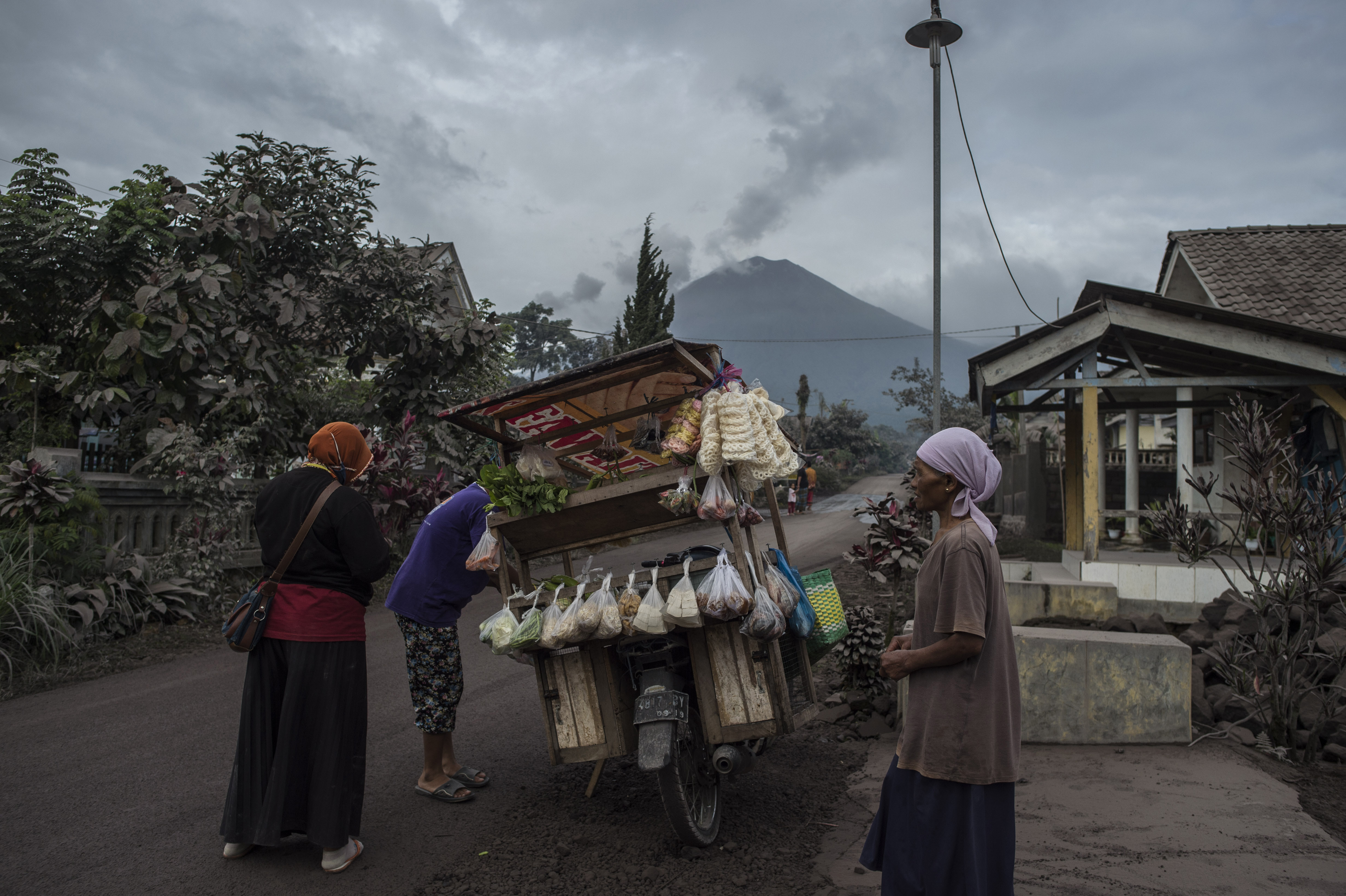 Villagers in Lumajang, East Java, the day before the eruption. (PHOTO: AFP / Juni Kriswanto)