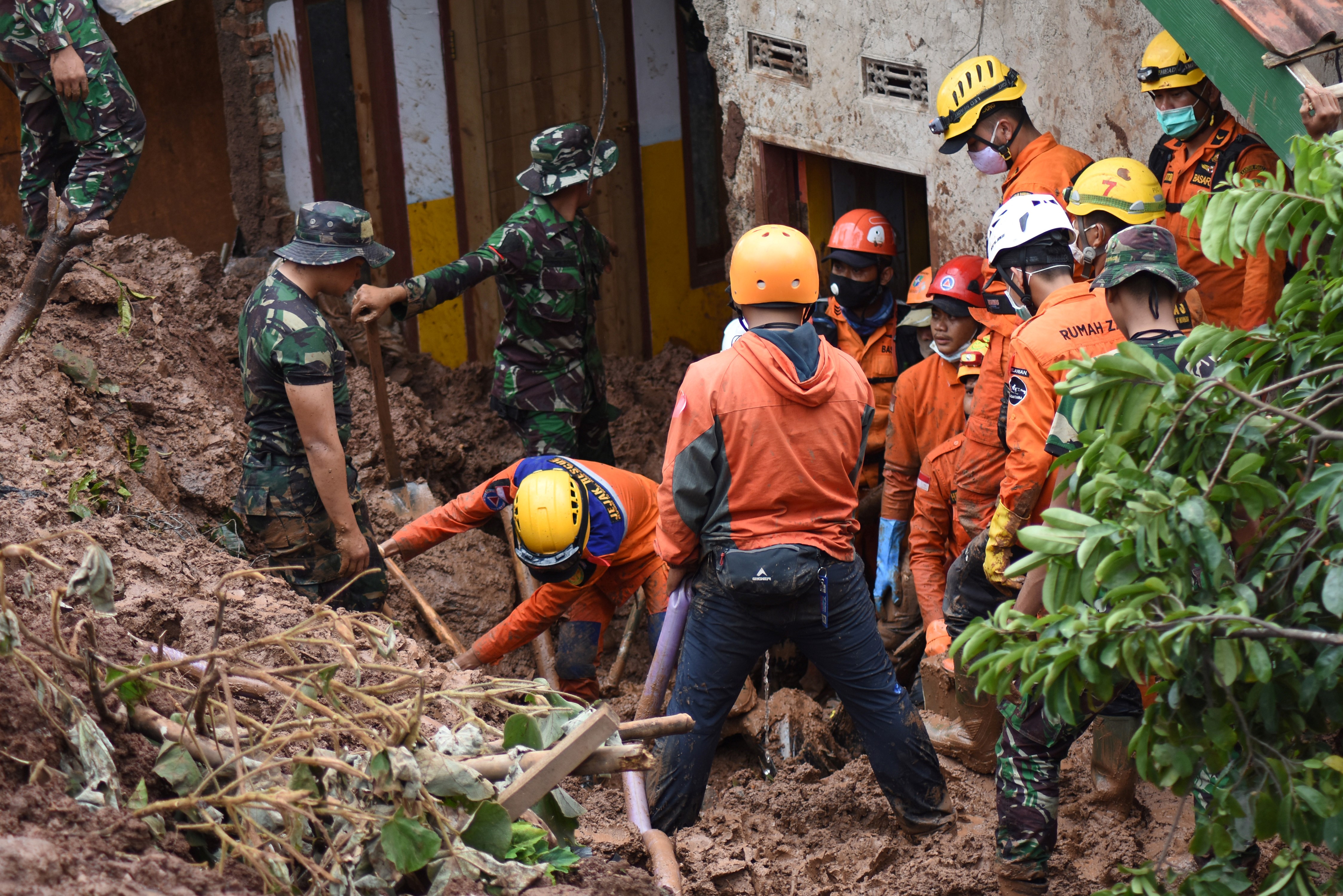 Rescuers search for survivors after deadly landslides. (PHOTO: AFP / Timur Matahari) 
