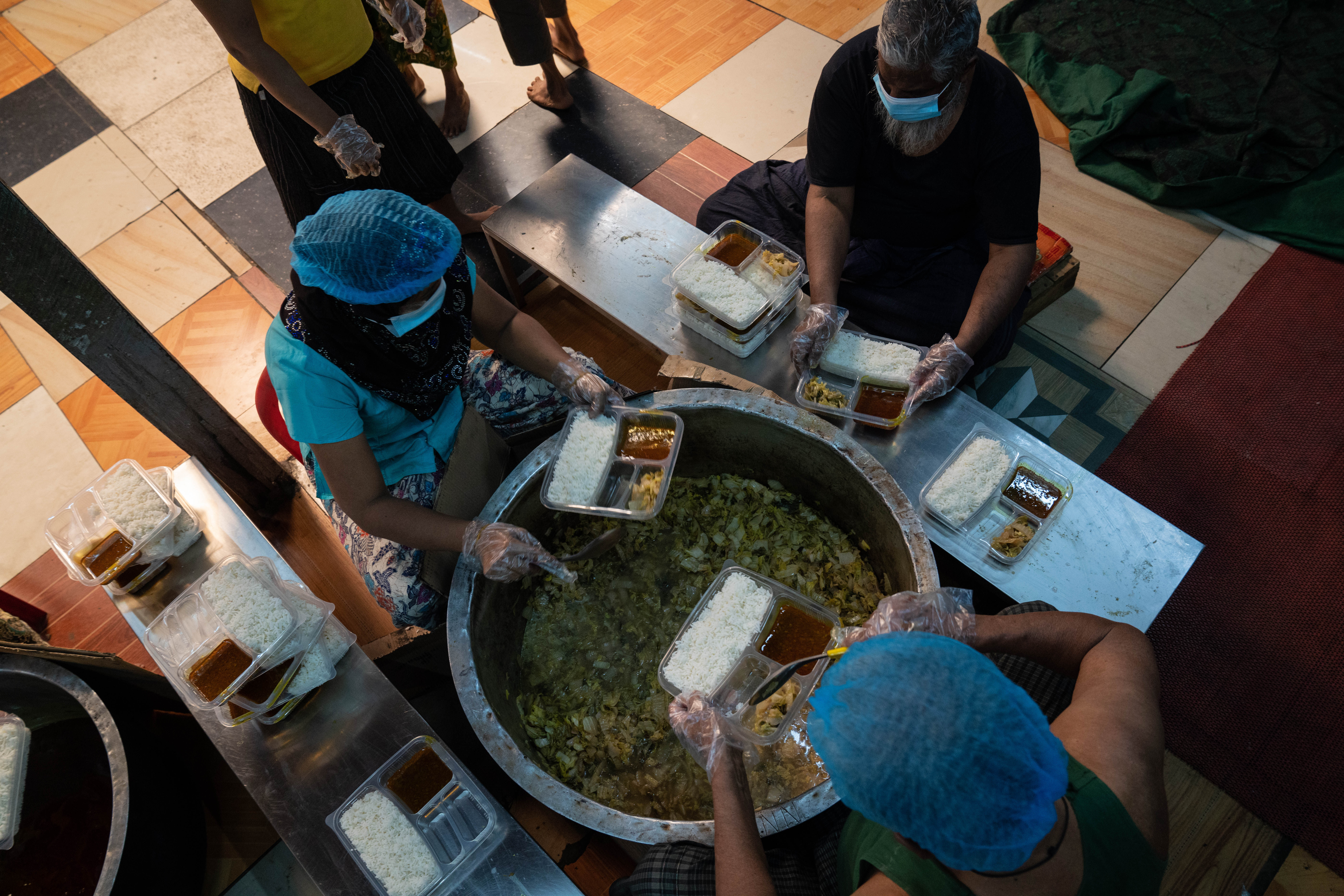 02. Volunteers putting foods into plastic box before delivery to quarantine centers.jpg