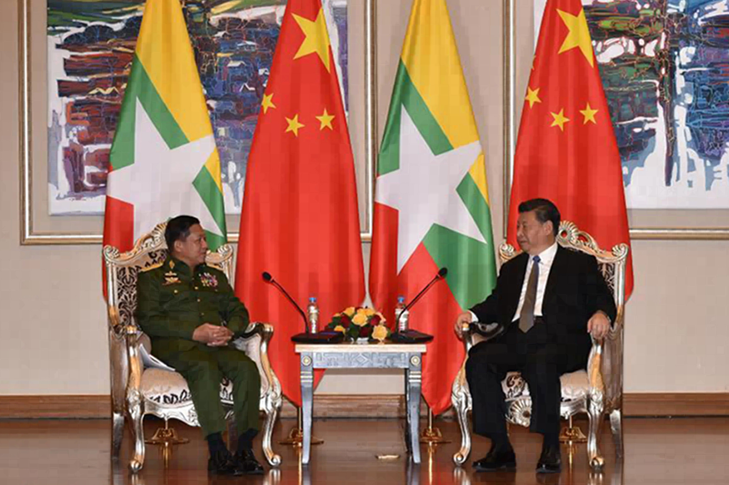 Myanmar's army chief Min Aung Hlaing speaks Xi Jinping during a recent meeting in Naypyidaw. (AFP, HANDOUT)