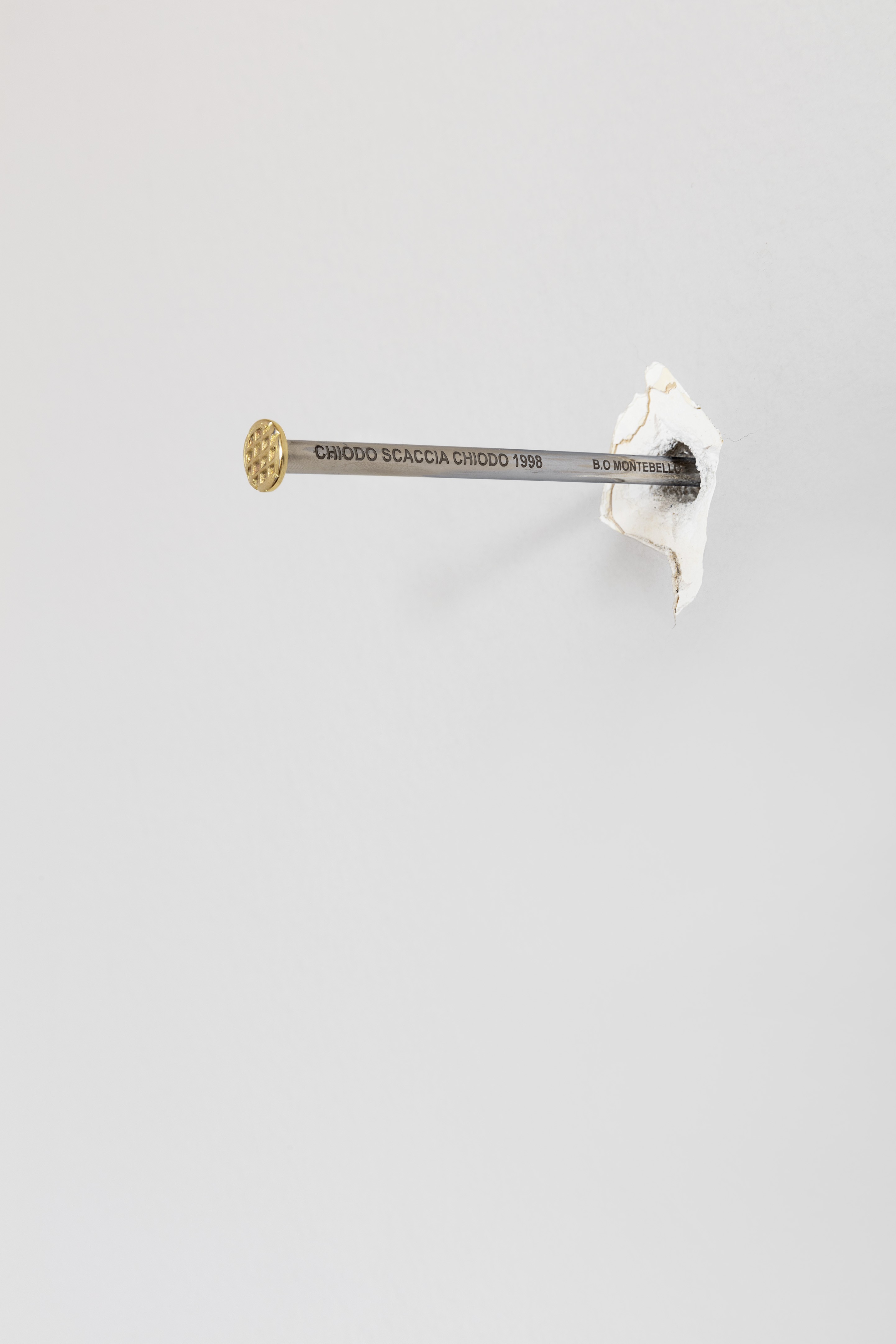 Giancarlo Montebello, Chiodo scaccia chiodo, 19 98, argento e oro, 10 x 0,8 cm. Pezzo unico